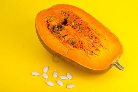 半成熟的橙色肉豆蔻南瓜种子工作室照片图片