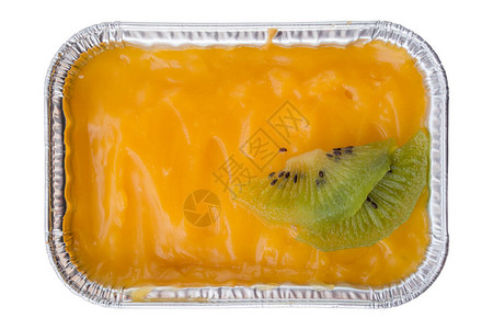 橙色蛋糕,有kiwi水果,在白图片