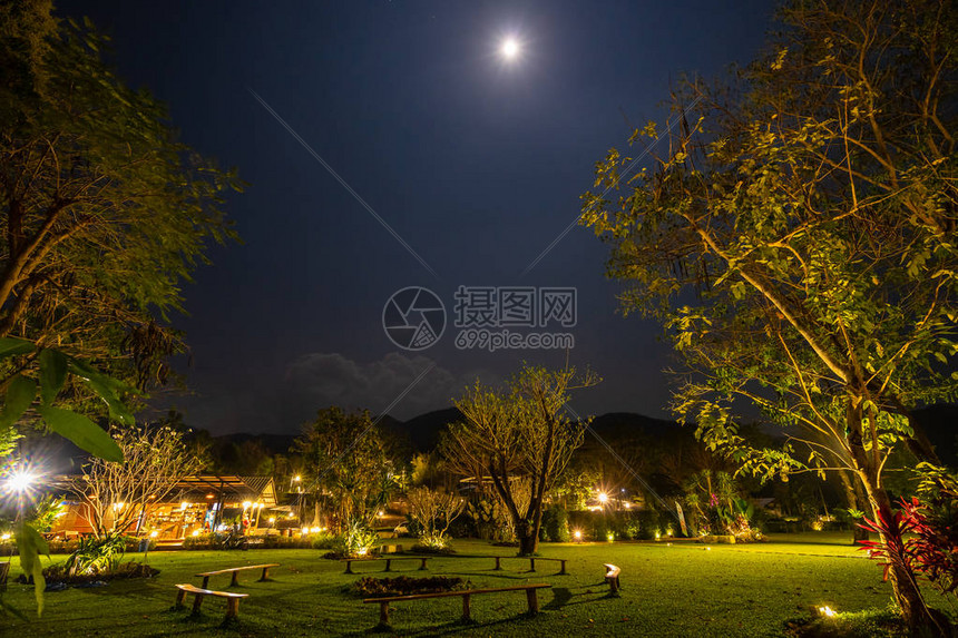 夜晚公园里的灯下圆凳和月亮图片