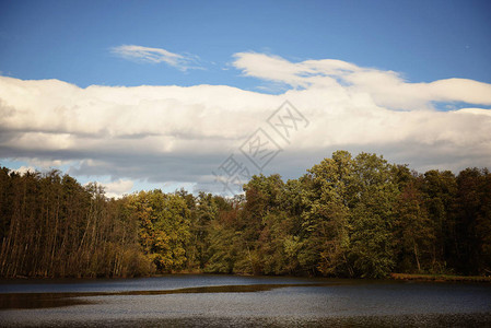 湖边秋天图片