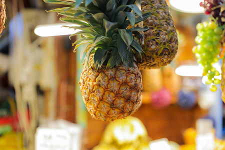 新鲜的菠萝在市场里把整图片