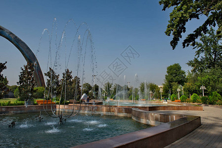 塔吉克斯坦首都杜尚别中央公园GodsRudaki以许多喷图片