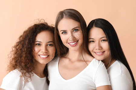 不同国籍的妇女在颜色背景图片