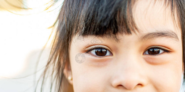儿童眼睛的近视镜头清晰图片