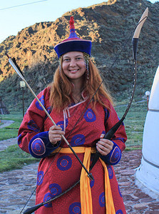 身着蒙古和图瓦传统游牧服装的年轻女子图片
