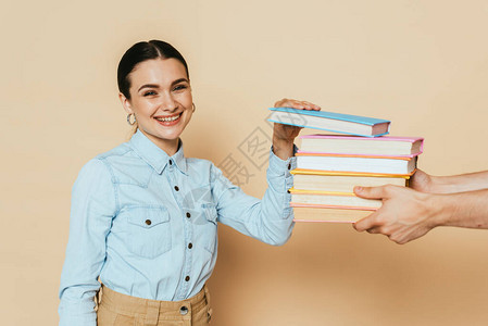 学生穿戴尼姆衬衫图片