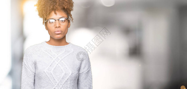 美丽的年轻非洲裔美国女人穿着冬季毛衣图片素材