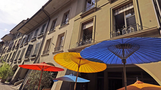 城市街道的风景与五颜六色的雨伞图片