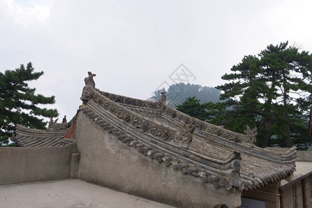 西安南门美丽的古代传统石雕屋顶在受欢迎的旅游胜地背景