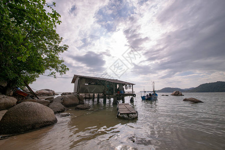 海边的木制渔夫小屋图片