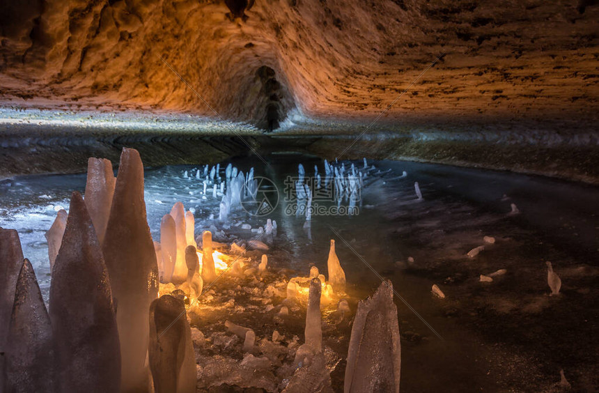 俄罗斯阿尔汉格尔斯克地区库洛戈里村附近洞穴中的地下冰柱和冰钟乳图片