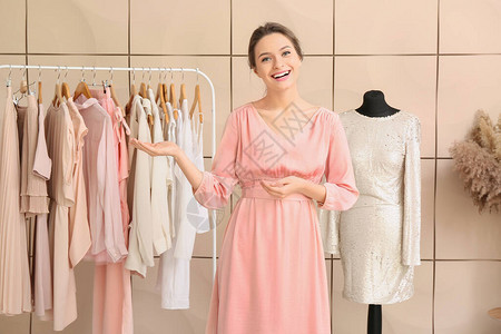 服装设计师介绍粉色系列服装图片