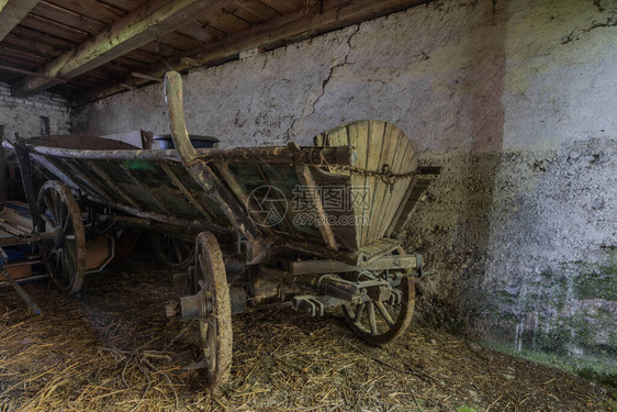 农场里的旧木马车图片