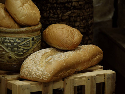 舞台布景的木箱顶上的面包和背景图片