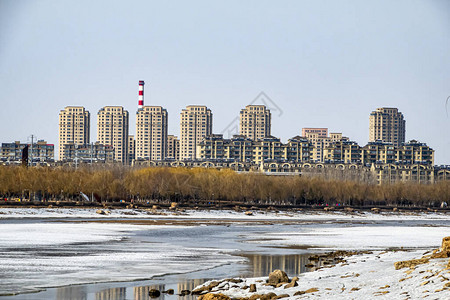 长春伊通河冰雪融化景观图片