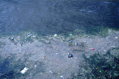 河中垃圾环境污染塑料垃圾图片
