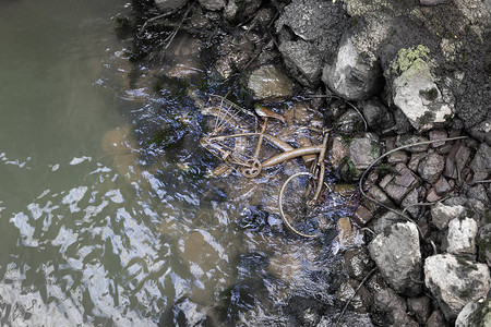荷兰河边倾倒的自行车和其他垃图片