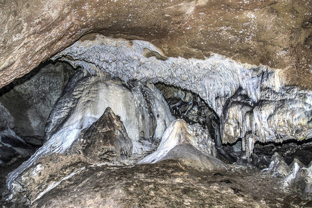 塞尔维亚兹洛特洞穴内以显著形状显示的雕图片