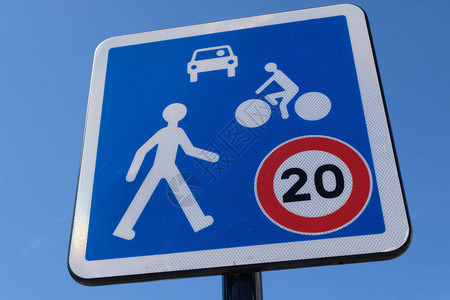 标志表示一个向汽车行人和自行车开放以20公里为限图片