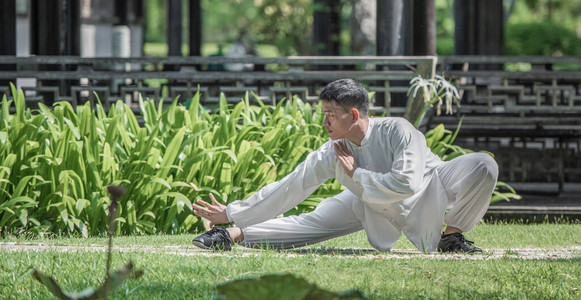 太极拳师手执练武功背景图片