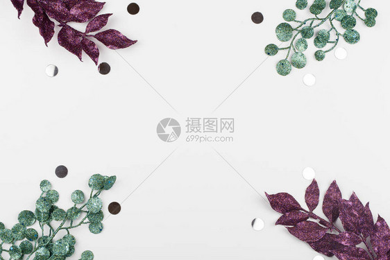 白色背景上的紫色和绿色涂料叶子创意布局边框Chic婚礼邀请卡模型图片