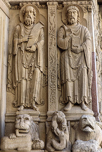 法国阿勒斯圣特罗斐梅大教堂西门传教士雕像图片