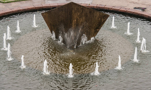 长江大坝接待游客中心外有三角形中心块的巨型安静喷泉图片