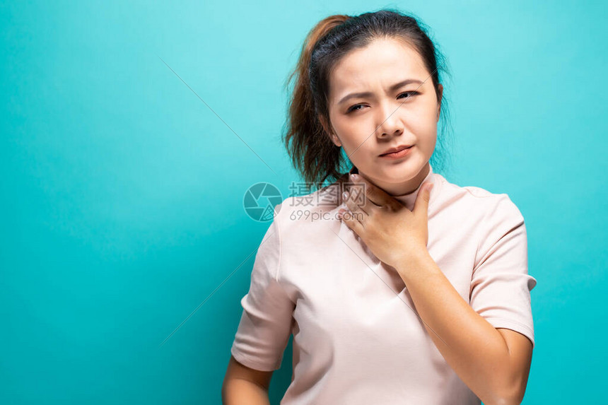 感觉喉咙痛的女人图片