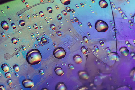 美丽的抽象紫外线彩色光水滴全息效应图片