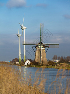 荷兰Zoeterwoude附近美丽的传统历史风车和现图片