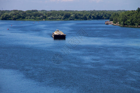 在乌克兰Dnieper河漂浮图片