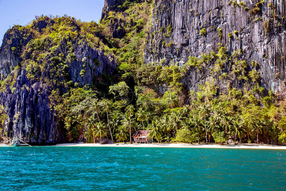 菲律宾巴拉望岛爱妮岛附近印度洋上一个有喀斯特岩石的小岛上的图片