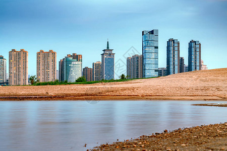 日落天空下的城市天际图片