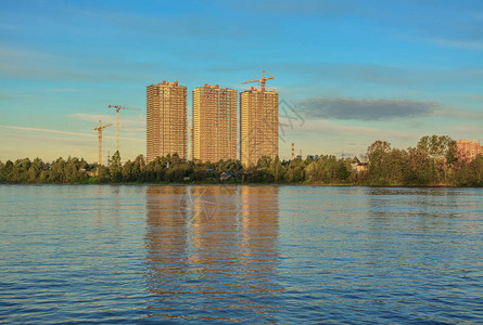 河岸上新建的高层建筑图片