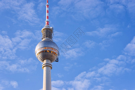 Fernsehturm塔位于德国柏林亚历山大广场的街上图片