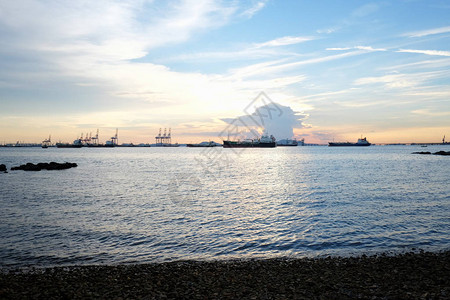 深海港口和货船及沿海风景泰国清图片