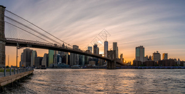 从布鲁克林公园欣赏布鲁克林大桥的神奇傍晚日落美景图片