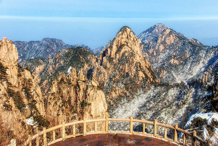 黄山位于安徽省南部的黄山市有72个山峰主峰莲花峰海拔1864米是黄山图片