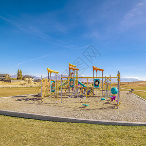 方形框架白天儿童游乐场的彩色设备在住宅区整洁的草坪上图片