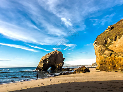 在葡萄牙圣克鲁斯海滩上有个岩石穿图片