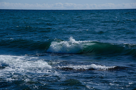 海岸孤单的海浪图片