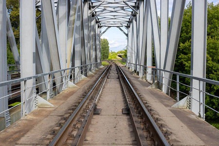 农村钢桥结构上的铁路轨迹在铁桥结图片