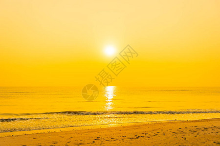 美丽的热带海洋的黄金日出或日落图片