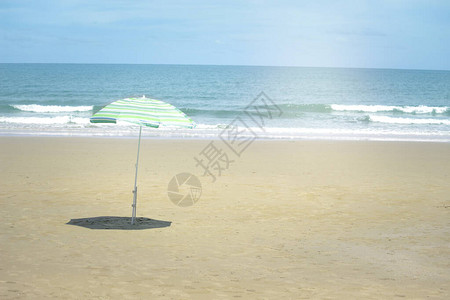 海滩上的遮阳伞高清图片