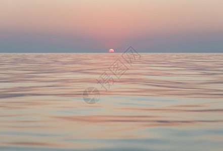 在海地平线的美丽的日落在黄昏图片