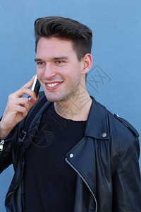 穿着皮衣在电话上聊天的男模特图片