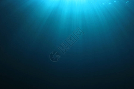 深蓝色的海水阳光明媚图片