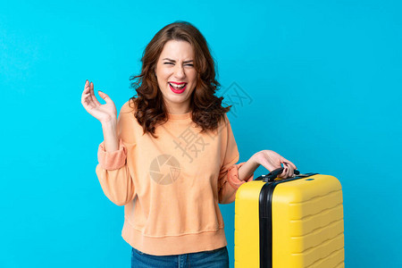 带手提箱的旅游女旅行女郎在孤立的蓝色背图片