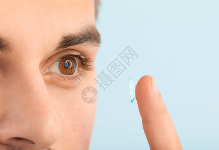 年轻人用隐形眼透视镜监视彩图片