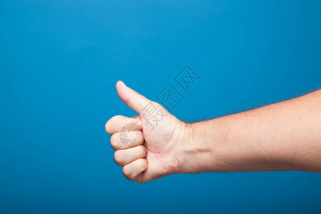 做数字符号的手紧握的拳头张开的手背景图片